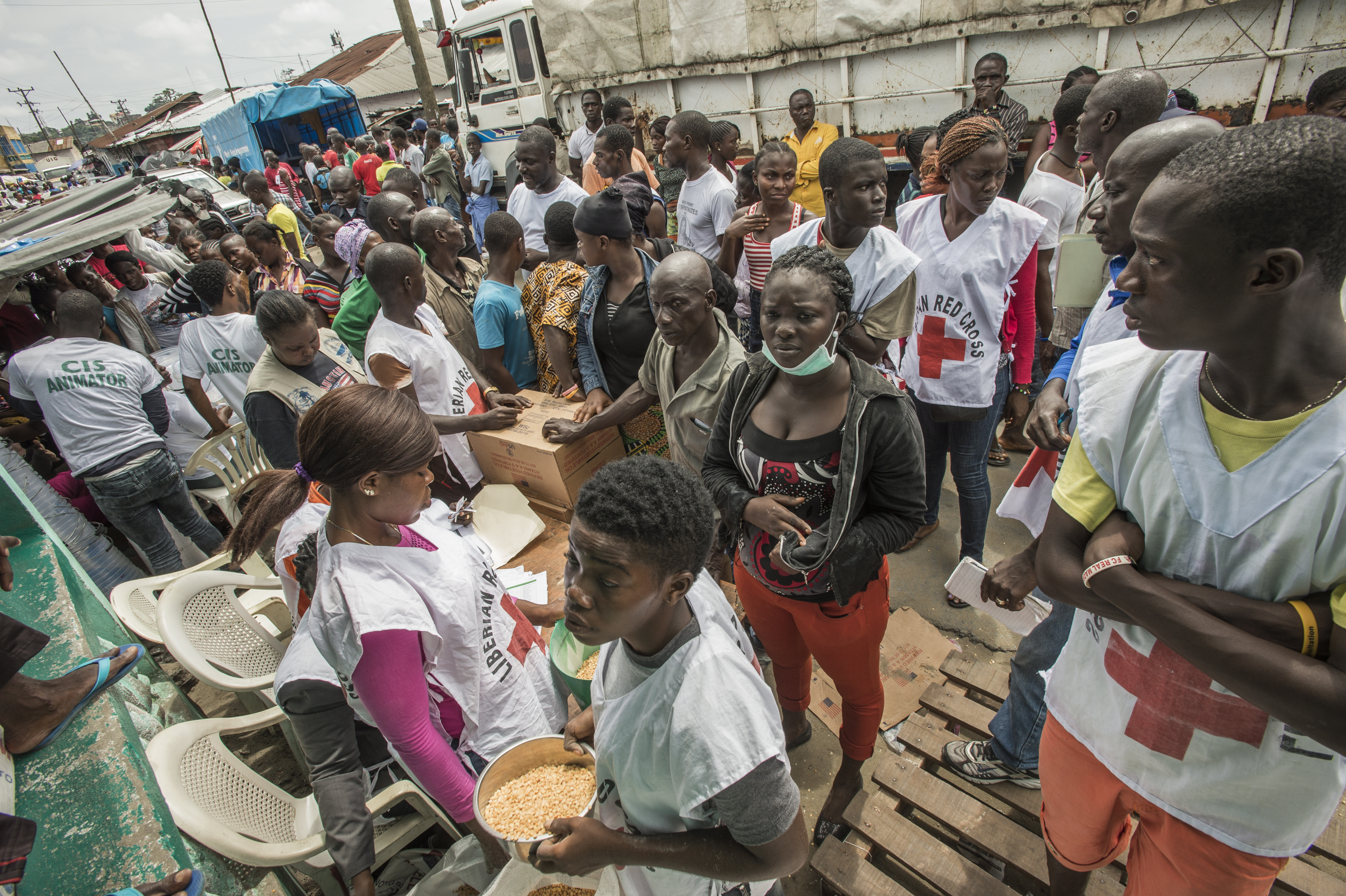 Волонтеры в африку. Волонтерство в Африке. Красный крест в Африке. Раздача еды в Африке. Красный крест в Африке волонтеры.